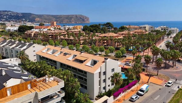 Modern family home in Jávea — walk to the sea & remote-work ready