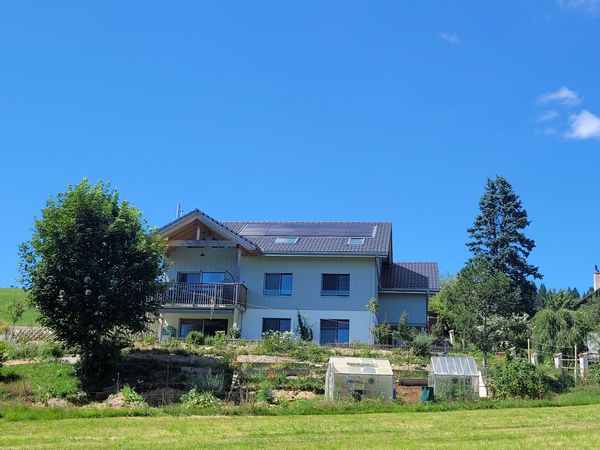 Dans la nature, cadre tranquille à 1000m d'altitude, Jura Suisse. Vue sur le Chasseron (1500m).