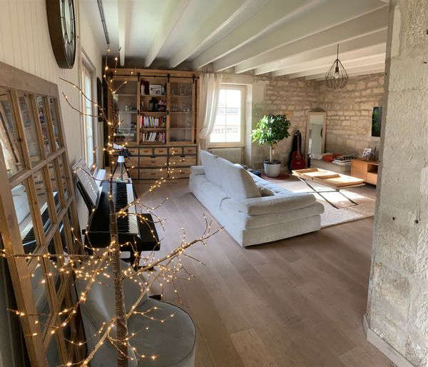 Longère en pierres avec extension à proximité du Marais Poitevin. Cette maison offre des espaces chaleureux et intimistes pour vivre un séjour en famille ou entre amis en toute tranquillité. A 1km du centre d'Échiré. Cette petite ville de l'agglomération de Niort borde la Sèvre Niortaise et offre tous les services nécessaires à proximité. Espace de jeux et bords de Sèvre sont par ailleurs à moins de 5 minutes en vélo. A la recherche d'un espace entre ville et campagne, nous vous accueillerons avec grand plaisir.