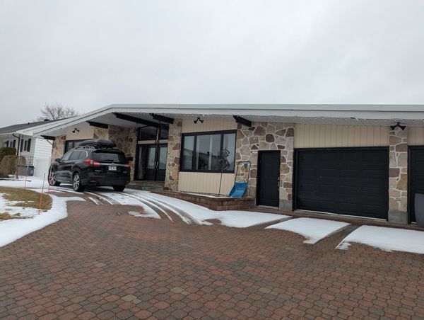 Susan's house is charming and very spacious! The kids will enjoy the pool and outdoor gazebo! The city of Hawkesbury is quite close and you will find all you need in this lovely city