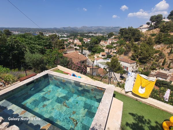 La maison de Sacha et Bertille au calme avec vue colline. Clim, jardin, piscine.
