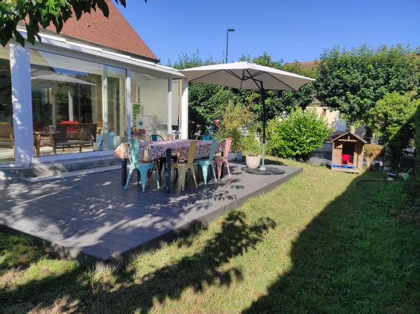 Maison familiale située en périphérie immédiate de Caen, proche de la mer. Commerces et toutes commodités à proximité.