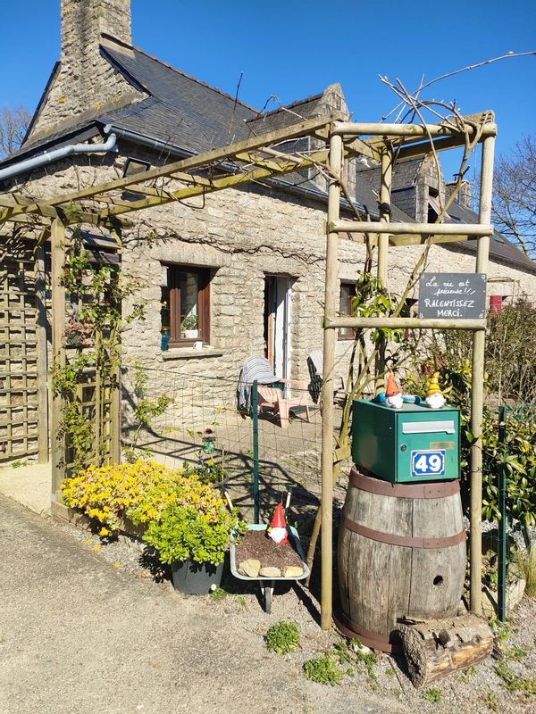 La maison de Emmanuelle: Elle est située dans le Morbihan Sud, non loin de petites villes de caractère (Rochefort en terre, la gacilly, redon). Nous sommes à 40 minutes de la mer. La maison possède un jardin de 2500 m2 très ravissant et bucolique avec des espaces variés de fleurs et un potager. Notre maison en pierre est très agréable l'été, elle est fraiche et très confortable l'hiver avec son système de chauffage pompe à chaleur. Toutes les personnes ayant passé une ou plusieurs nuits chez nous, nous disent avoir dormi comme des bébés. Pas de bruit, si ce n'est les chants d'oiseaux.