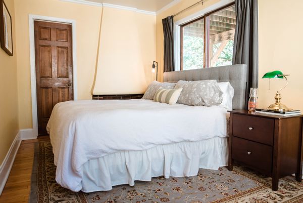 Sunny historic duplex, walkable to restaurants, bars, grocery stories, live music and 4 blocks from the famous Summit Avenue. Summit Avenue is home to the longest stretch of Victorian-era homes in the United States.