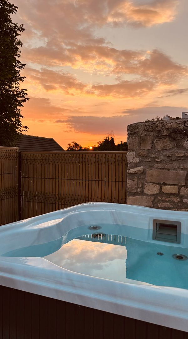 Jacuzzi privé • Maison entre Chantilly & Astérix