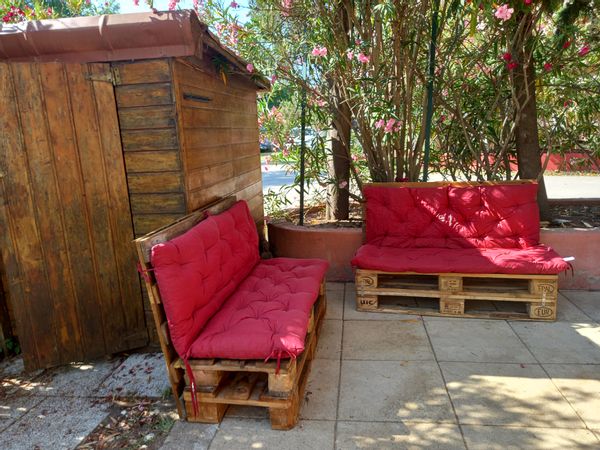 Mobilhome climatisé avec terrasse aménagée et cuisine extérieure dans camping calme avec piscine.