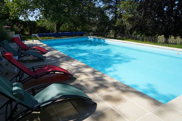 La maison en bois de Eric est confortable? Elle est située en pleine nature dans le pays de Jacquou le Croquant dans le Périgord Noir. Parfaite pour les familles souhaitant se ressourcer. Une belle terrasse avec plancha permet de prendre les repas en extérieur et d'admirer les couchers et levers de soleils. Dans le jardin, reposez-vous grâce aux chaises longues. Épicerie, boulangerie, plan d'eau dans le village à 1 km, boutiques de producteurs locaux à 3 km, supermarché à 7 km.