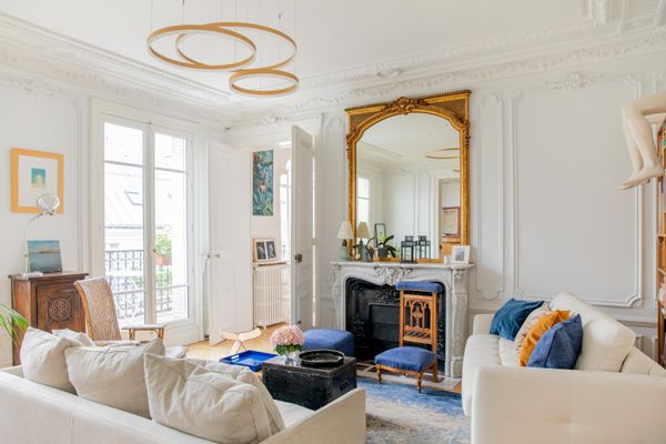 Appartement de prestige typiquement parisien, à mi-chemin entre les Champs-Elysées et Pigalle, dans une rue calme.