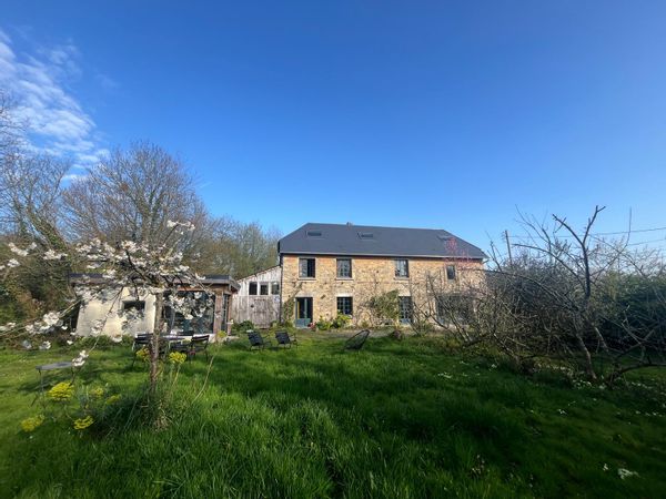 La chambre privée dans la charmante maison de pierre de Cécile