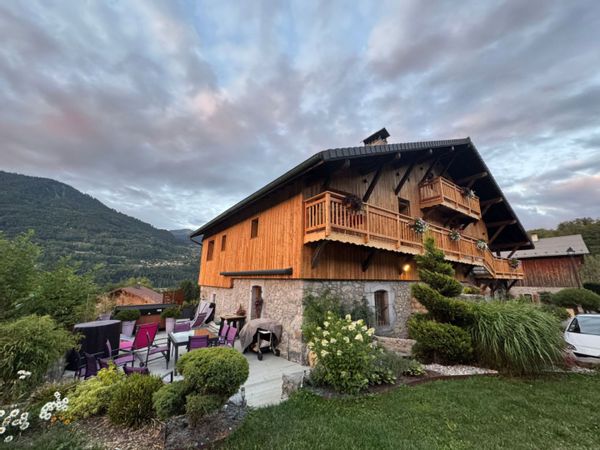 la Clotilde est une vieille ferme savoyarde  de 1744 rénovée dans  un lieu dit calme et ensoleillé. situé à 1h de la Suisse et l aéroport de Genève, à 1h de Chamonix , d'Annecy, d'Evian et du lac Léman la maison est  située sur le domaine skiable  du Grand massif de Morillon ,Samoëns, Flaine ; randonnées à ski à vélo ou à pied, lac avec plage pour enfants et jeux d'enfants avec animations velo, volley, acrobranche. divers torrents dans la montagne et le Giffre dans la vallée : promenade a pied ou en velo de Taninges à Sixt fer à cheval sur un parcours le long du Giffre. A proximité  10mn de la réserve naturelle dite  le cirque du fer à cheval, patinoire l hiver à Samoëns (5mn) ainsi que golf sur le lac de Samoëns l été etc.