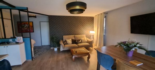 La maison de Chrystel, appartement de charme avec jardin privatif. Belle pièce de vie, 3 grandes chambres, un beau jardin arboré...Résidence de standing très calme....Belle piscine fonctionnelle du mois de mai au mois de septembre..