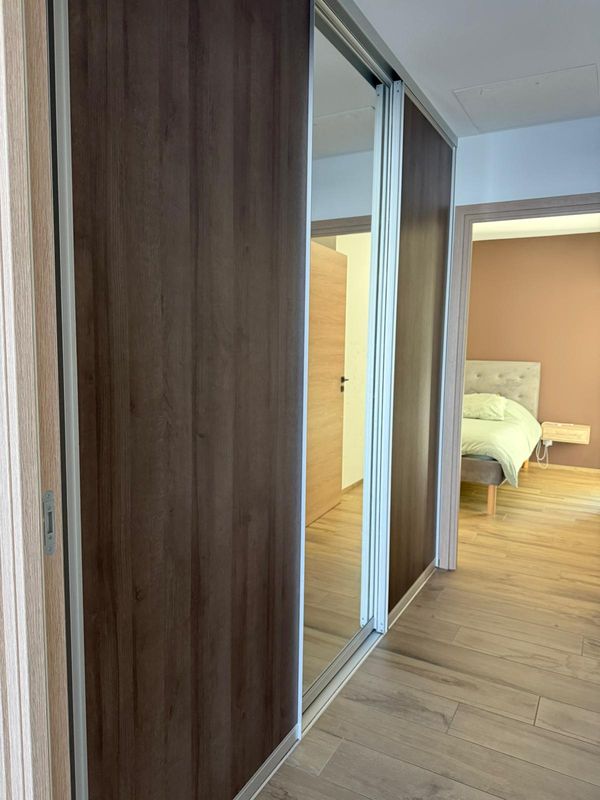 Chambre indépendante avec accès piscine jacuzzi et terrasse, salle de bain et WC privés