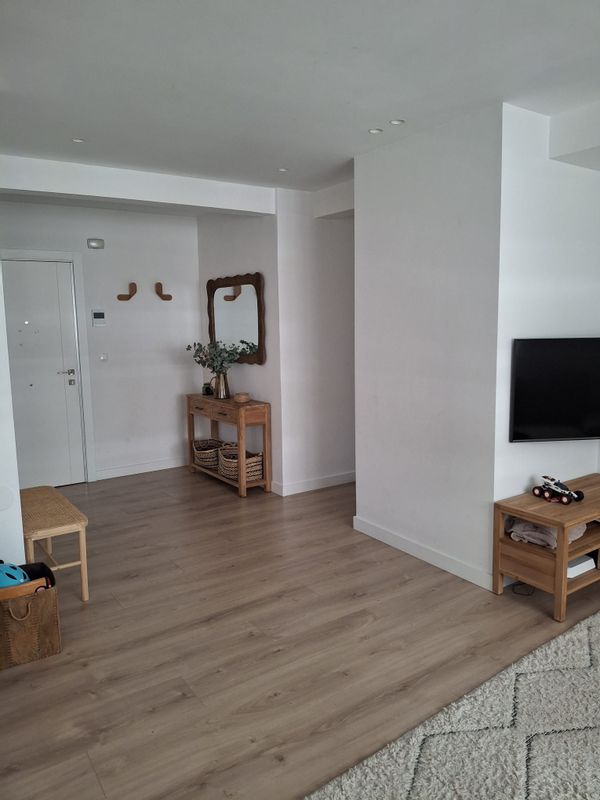 Javier's house is beautiful apartment in amara's neighbourhood, 20 minutes by walking to la concha famous beach. New complete refurnished in summer 2021, so clean and tidy to enjoy. Public transport by bus and train every 5 minutes to town centre, just 50 meterse away from apartment. Supermarket and fruit/vegetables shops downstairs, just in front. Plenty of parks for children to play and many local restaurants with nice terraces around by.