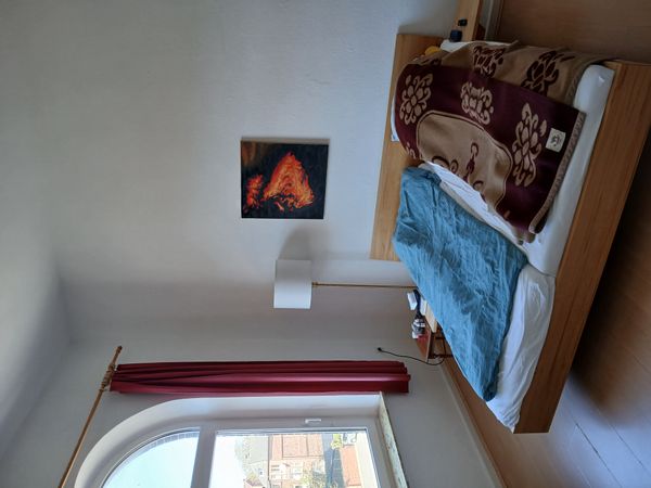 Johannes's private room is in the very center of Emden, large, high rooms with atmosphere, near the old port, partly view   to it.
