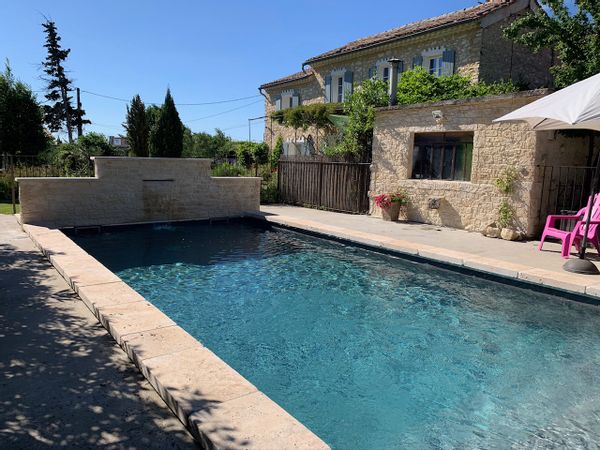 Gîte de vacances avec piscine privée qui fait partie d'un grand mas provençal où nous résidons.