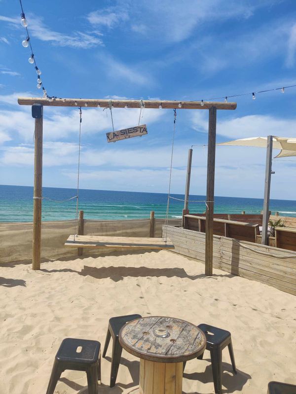 Maison de plein pied, à 50 m des plages océanes, toutes commodités à pieds ou à vélo, à 5 min des grands lacs, 15min de la Dune du Pyla, 25 min du bassin d'Arcachon.Amoureux de la nature, du sport et du farniente vous y trouverez un petit coin de paradis .....Attention quand on met les pieds à Biscarrosse, on y revient toujours!