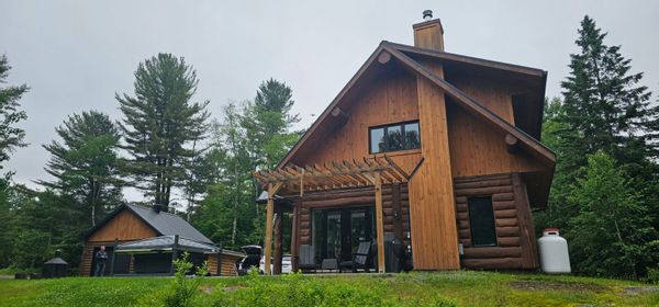 2 bedroom modern log cabin on the rapids