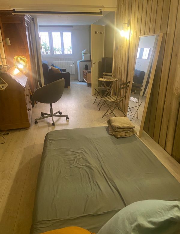 La chambre privée de Helene Chambre de 20 m2 avec douche,coin frigo,micro onde et home cinéma