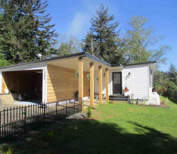Anita’s Roost is located in Coos Bay, OR 3 bedroom 2 bathroom home Hot Tub, Workout & Game Space