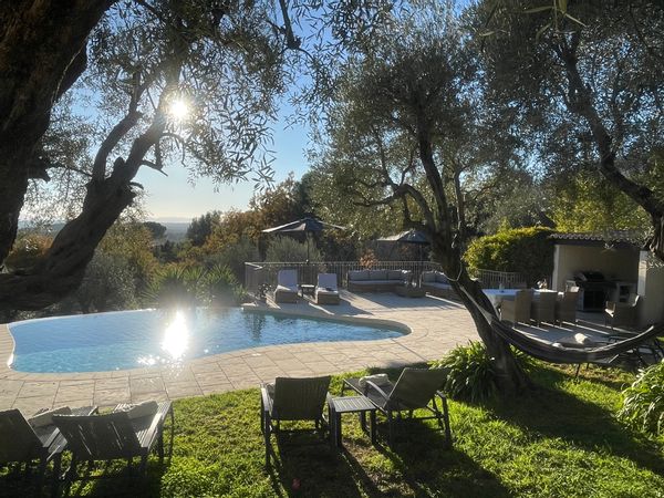 Cozy flat with sea view and access to the swimming pool with summer kitchen.