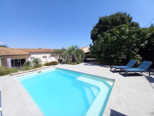 Maison contemporaine et paisible, idéalement située, avec piscine et terrain de pétanque