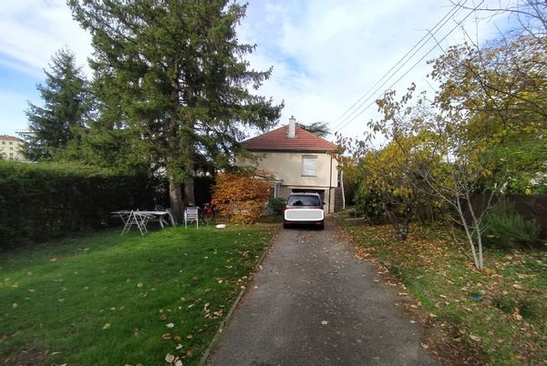 Maison aux portes de Saint-Etienne proche des accès autoroutiers.