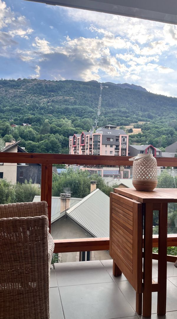 L'appartement de Sonia est lumineux. La terrasse est spacieuse,  avec vue sur les montagnes.
