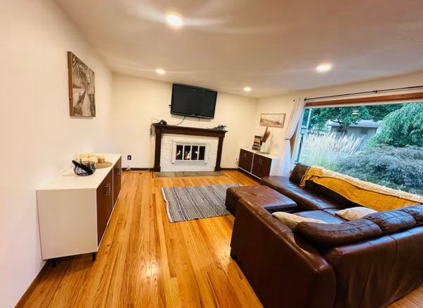 Adorable home central to all that Portland has to offer!