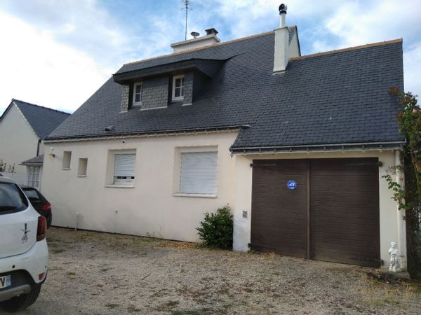 La maison est dans un joli village breton, a cote d'une reserve naturellle
