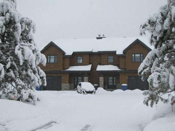Résidence à 2 minutes du Mont Ste-Anne, ski alpin, ski de fond, fatbike, raquette, randonnée, Terrains de golf, vélo de montagne. À 35 minutes en voiture du Vieux  Québec