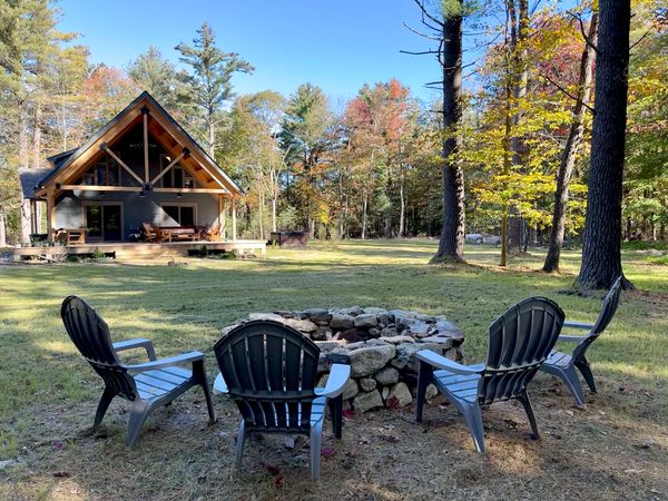 Welcome to Ensō House — a serene, modern chalet in the mountains with vaulted ceilings, a private hot tub under the stars, and everything you need to relax or recharge. Soak, hike, play, work, or simply unwind in the peaceful magic of Cragsmoor.