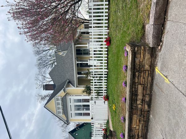 Lori's house is a 4br 3ba home in the heart of Knoxville TN and the University of Tennessee Volunteers, as well as the Great Smokey Mountains