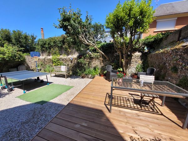 Une maison agréable à vivre, un petit jardin, au cœur de Granville !