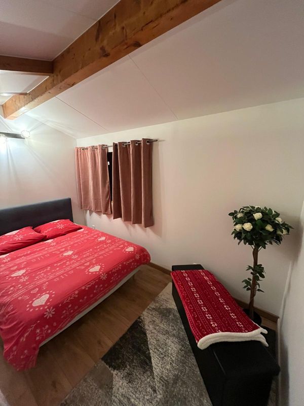 La maison de Catherine et Valéry est au cœur de la nature dans un environnement calme et apaisant. Notre logement est cosy. Vous pourrez vous oxygéner au coeur de la station de ski familiale. L'hiver, vous sortez et vous chaussez les skis. Le reste de l'année, vous êtes tout de suite au cœur de la montagne. Le sauna saura vous ravir et vous détendre. Evadez vous !