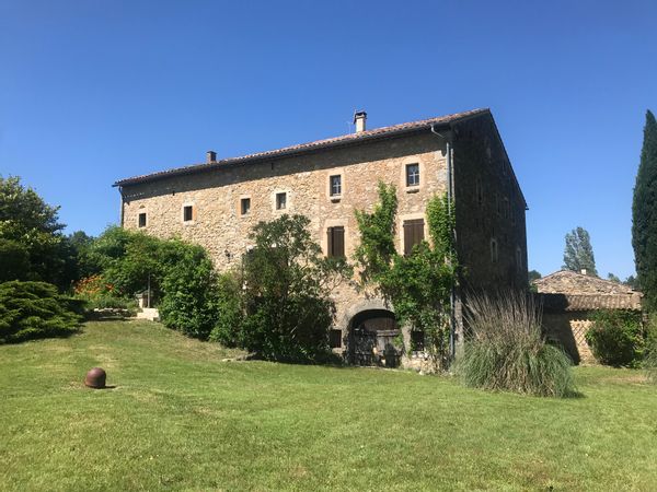 Maison de charme de 7 chambres en Ardèche, à 7 minutes de Vallon Pont d'Arc et de Barjac (Gard).