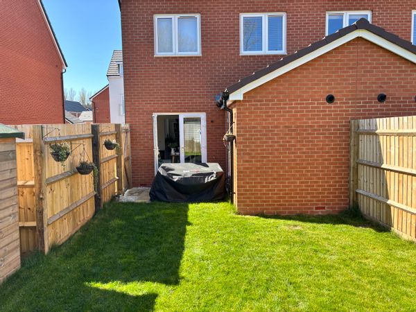 Janko's house it is a bedroom house on outskirts of Birmingham. Locky Hills beatifull national resevration green parks nearby. all shops just 5 min in nearby outlet center