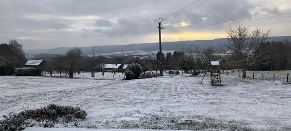 La maison de Nicolas est très spacieuse et offre une magnifique vue dégagée sur toute la vallée de la mienne. Légèrement en dehors du village, elle se situe juste a coté de grand bois. Idéal pour les amoureux de la nature.