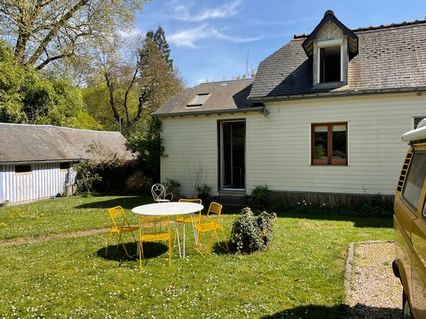 Annexe indépendante avec cuisine dans un grand jardin avec accès à la piscine