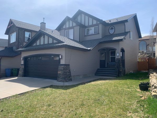 Silvia's house is located 30 minutes from downtown Calgary via public transportation and 10 minutes' walk to a shopping mall area with restaurant and grocery stores.45 minutes to 1 hour drive to the Rocky Mountains!! and Banff!Nice backyard with plenty of sun and barbecue and sitting area and full developed basement!