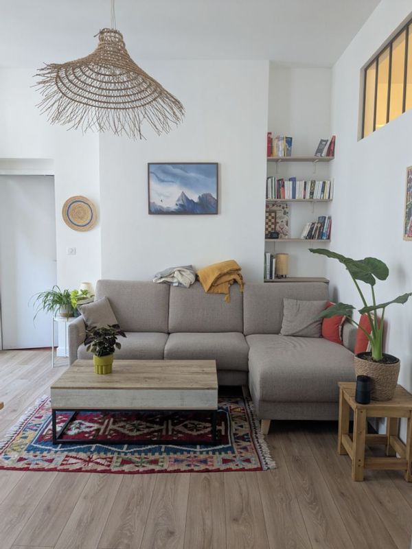 La maison de Claire et Matthieu est située dans un quartier central mais calme. 
Nous avons fait la plupart des travaux dans l'appartement.