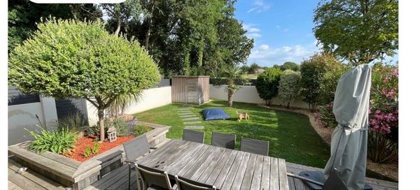 La maison d’Adrien et Anne vous  accueille en plein bourg de Ste Pazanne à proximité des commerces.