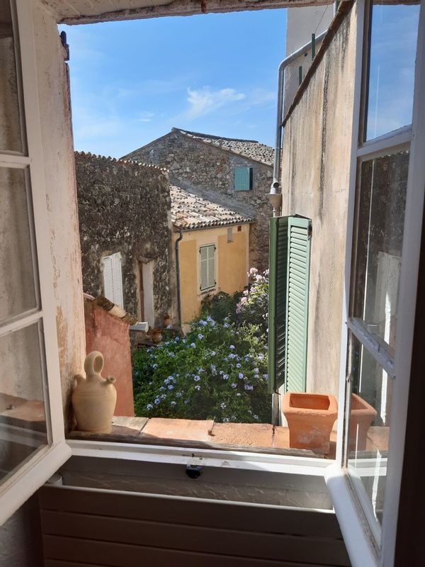 Notre "Be Coq de Biot", maison de village avec vue plein sud, aperçu mer.