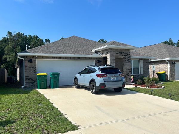 Private room located in the Florida Panhandle, only 40 mins from Destin's white sand beaches. Home is in an out of the way, family-friendly neighborhood that has a community pool available to guests.