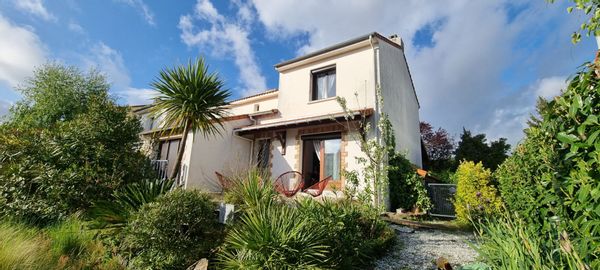 3-bedroom house with garden, 15 minutes from Nantes city center by public transport. River (banks of the Sèvres), shops, and park are 300 meters away.