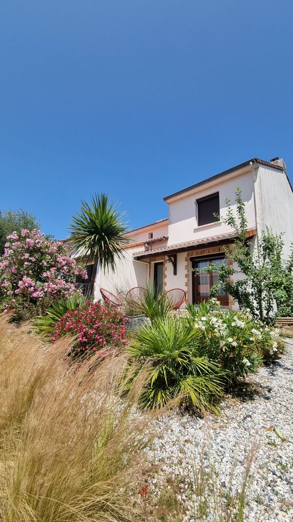 Maison 3 chambres, jardin, 15 minutes du centre ville de Nantes en transports en communs. Rivière (bords de Sèvres), commerce, parc à 300 mètres.