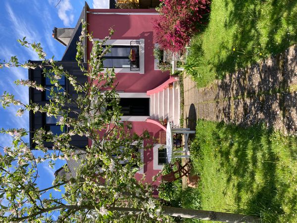La maison rose au bord de la rade