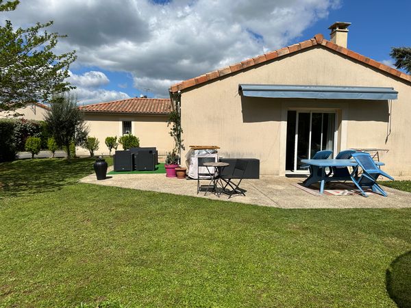 Maison entourée de verdure au porte de la ville