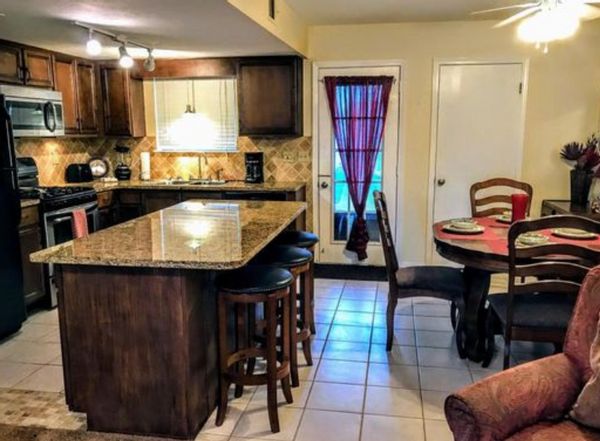 Welcome to our sunny retreat in Panama City Beach, Florida! Our comfortable and well-kept townhouse is perfect for a relaxing getaway—whether you're here for the white-sand beaches, a golf weekend, or just some quiet time under the palms. Peter's  and Carolines house