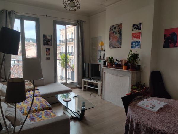 Apartment with two balconies on the 4th floor with a view, located in the center of Marseille.