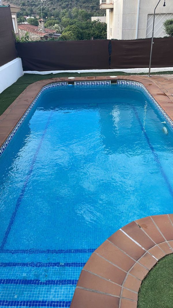 Una casa independiente, con un amplio jardín y piscina a solo 20 minutos del centro de Cáceres caminando.